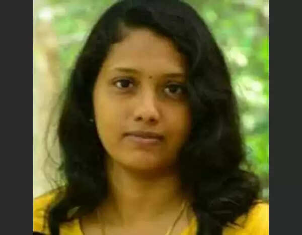 നായ കുറുകെ ചാടിയതിനെ തുടര്ന്ന് ബൈക്ക് മറിഞ്ഞ് യുവതി മരണപ്പെട്ടു