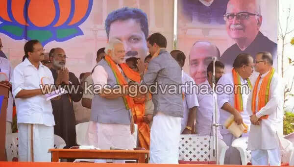 കൊടുങ്കാറ്റായി മോഡി; ആവേശത്തേരിലേറി അണികള്