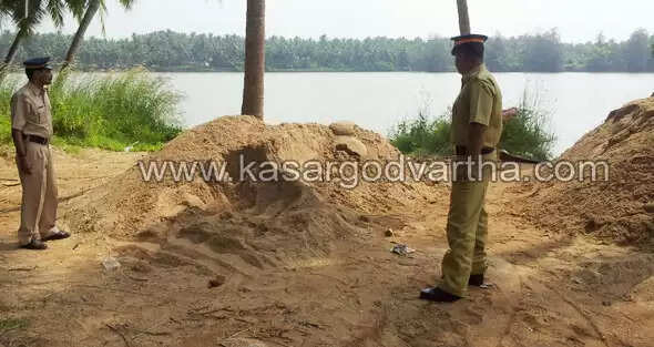 SP യുടെ നേതൃത്വത്തില് വ്യാപകമായ മണല് വേട്ട: 5 തോണികളും ഓംനി വാനും പിടികൂടി