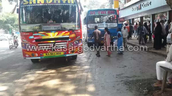 എം ജി റോഡ് മെക്കാഡം ടാറിംഗ് തുടങ്ങിയില്ല; പഴയ ബസ് സ്റ്റാന്ഡിന് സമീപം ജില്ലിയും സിമന്റും മിക്സ് ചെയ്ത് ഒഴിച്ചത് നഗരത്തെ ചെളിക്കുളമാക്കി, യാത്രക്കാര്ക്ക് ദുരിതം