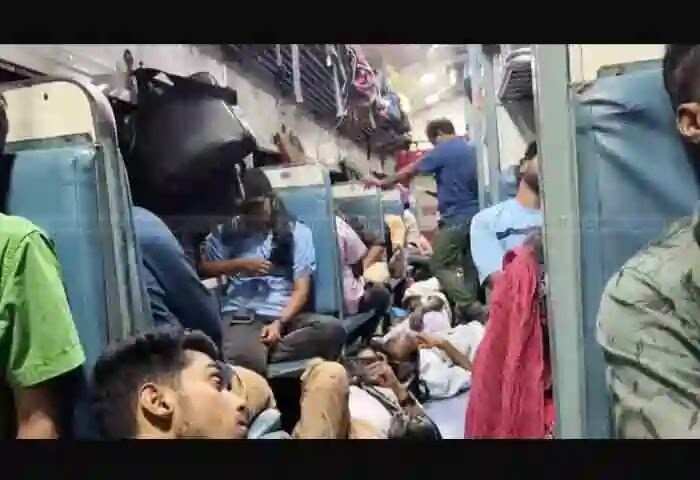 Train | വരുമാനം കൂട്ടാന് ട്രെയിനുകളുടെ ജെനറൽ, സ്ലീപര് കോചുകള് വെട്ടിക്കുറക്കുന്നു; വന്ദേ ഭാരതിന്റെ നിരക്ക് താങ്ങാനുമാവുന്നില്ല; കോവിഡ് നിയന്ത്രണങ്ങൾ പിൻവലിച്ചെങ്കിലും 'പാസൻജർ' ഇപ്പോഴും 'എക്സ്പ്രസ്' തന്നെ; സാധാരണക്കാരുടെ ട്രെയിൻ യാത്ര ദുരിതത്തിൽ