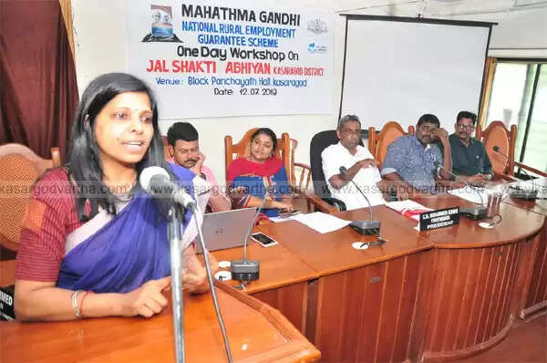 കാസര്കോടിന്റെ ജലപ്രതിസന്ധി നേരിട്ടറിഞ്ഞ് കേന്ദ്ര പ്രതിനിധി ബ്ലോക്ക് പഞ്ചായത്ത് അധികൃതരുമായി ചര്ച്ച നടത്തി; ജലസംരക്ഷണ പ്രവര്ത്തനങ്ങളില് ജനപങ്കാളിത്തം പരമപ്രധാനമെന്ന് ഇന്ദു സി നായര്