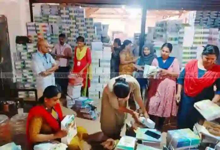 Textbooks | സ്കൂള് അടയ്ക്കും മുമ്പേ അടുത്ത അധ്യയന വര്ഷത്തേക്കുള്ള പാഠപുസ്തകങ്ങള്; കാസർകോട്ടെത്തിയത് 3,90,281 പുസ്തകങ്ങൾ; കുടുംബശ്രീ വഴി വിതരണം ചെയ്യും