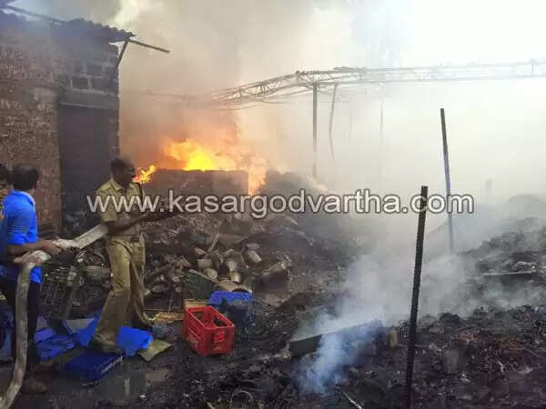 ചൂരിയില് ആക്രി ഗോഡൗണില് വന് തീപിടുത്തം; ലക്ഷങ്ങളുടെ നഷ്ടം