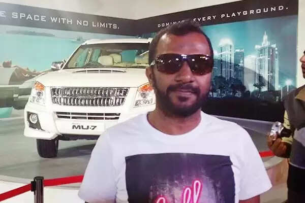 അസീസ്: ആ പുഞ്ചിരി മാഞ്ഞു, മനം തകര്ന്ന് കുടുംബാംഗങ്ങളും മിത്രങ്ങളും