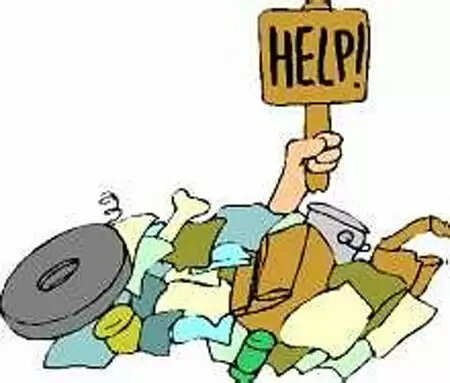 നോര്ത്ത് കോട്ടച്ചേരി റോഡിലും വയലിലും മാലിന്യ നിക്ഷേപം; നിരീക്ഷണ ക്യാമറ സ്ഥാപിക്കണമെന്ന് ആവശ്യം