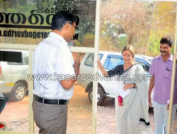 പ്രൊഫ. മുഹമ്മദ് സുലൈമാനും വൃന്ദ കാരാട്ടും കാസര്കോട് വാര്ത്ത സന്ദര്ശിച്ചു