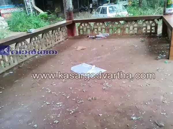 ഉദുമയില് ബസ് വെയ്റ്റിംഗ് ഷെഡിന് നേരെ സോഡാകുപ്പി പ്രയോഗം