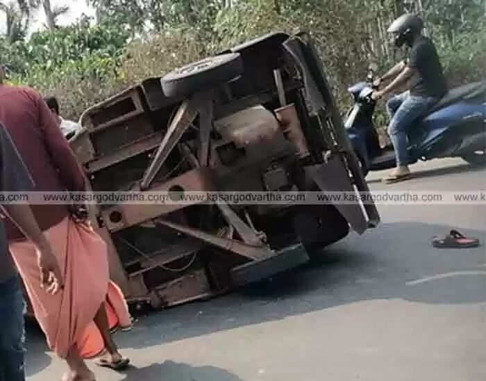 കെ എസ് ടി പി പാതയില് ഓടോറിക്ഷ മറിഞ്ഞ് ഡ്രൈവര് മരിച്ചു