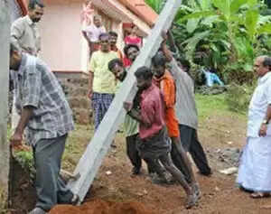 പുത്തന് വൈദ്യുതി തൂണുകള് പൊട്ടിവീഴുന്നു; നെഞ്ചിടുപ്പുമായി ജീവനക്കാര്