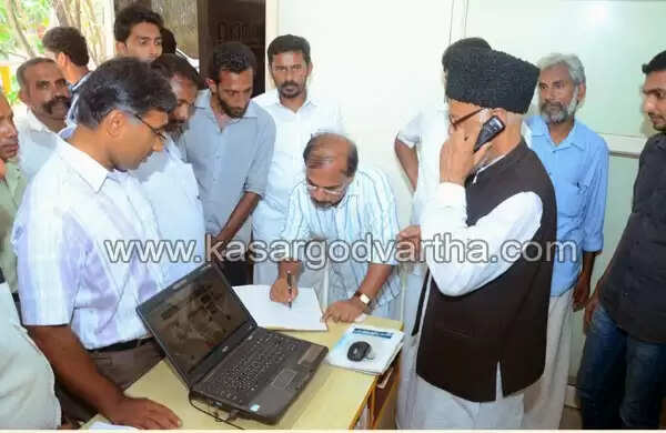 പ്രൊഫ. മുഹമ്മദ് സുലൈമാനും വൃന്ദ കാരാട്ടും കാസര്കോട് വാര്ത്ത സന്ദര്ശിച്ചു