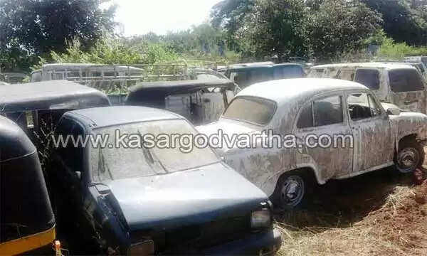 ചട്ടഞ്ചാലില് വാഹനങ്ങളുടെ ശവപ്പറമ്പ്; എന്തിനാണ് കോടികള് വിലയുള്ള വാഹനങ്ങള് പാഴാക്കുന്നത്?