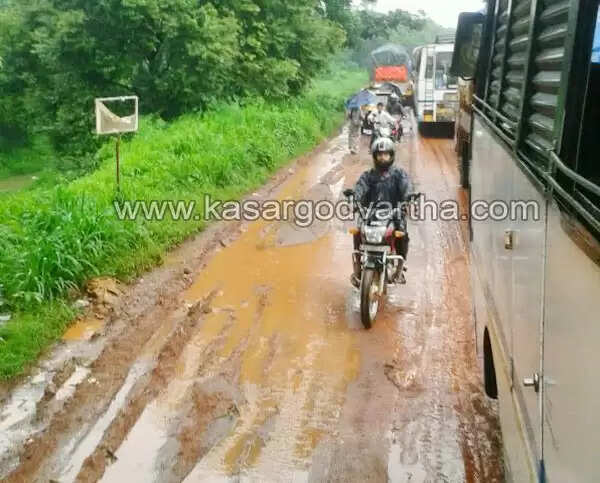 ട്രെയിനില് റാഗിംങ്, റോഡില് കുരുക്ക്; മംഗലാപുരത്തേക്കുള്ള വിദ്യാര്ത്ഥികളും രോഗികളും ദുരിതത്തില്