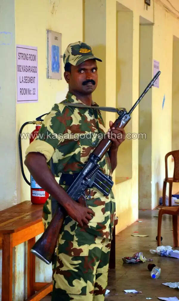 വോട്ടിംഗ് മെഷീനുകള് ഭദ്രം; കാവലിന് സി.ആര്.പി.എഫ് ജവാന്മാര്