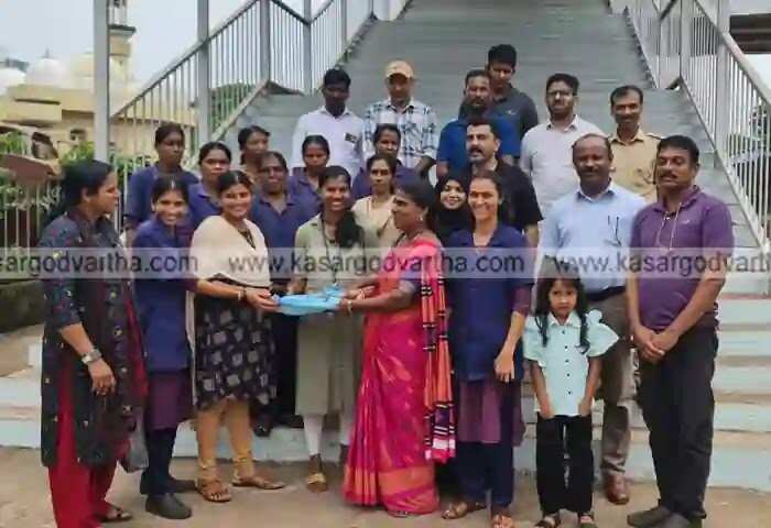 Sent off | 3 വര്ഷക്കാലം കാസര്കോട് റെയില്വേ സ്റ്റേഷനെ വൃത്തിയോടെ കാത്ത ഹെല്ത് ഇന്സ്പെക്ടര് അഞ്ജന ജോഷിക്ക് ഹൃദ്യമായ യാത്രയയപ്പ്; വീണ്ടും ഇവിടെ തിരിച്ചെത്താന് ആഗ്രഹിക്കുന്നെന്ന് ഉദ്യോഗസ്ഥ