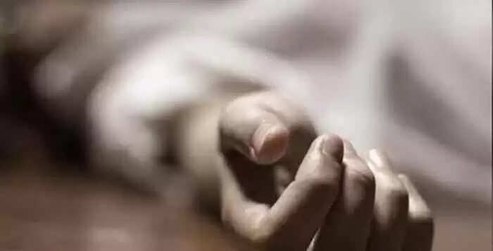 വീടിന്റെ മച്ച് തകര്ന്നുവീണ് അപകടം; വീട്ടമ്മ മരിച്ചു, മകന് പരിക്ക്