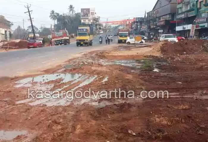 Drainage | ദേശീയപാത വികസനം: ഓടകള് മണ്ണിട്ട് മൂടി; കുമ്പളയില് മലിന ജലം റോഡിലേക്കൊഴുകുന്നു; ദുരിതത്തിലായി ജനങ്ങള്