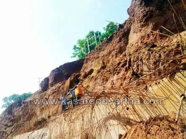 ദുരിത പര്വ്വം താണ്ടി ചന്ദ്രഗിരി യാത്ര; കരാര് ഏറ്റെടുത്തവര്ക്ക് കുലുക്കമില്ല, ഒപ്പം അധികൃതര്ക്കും