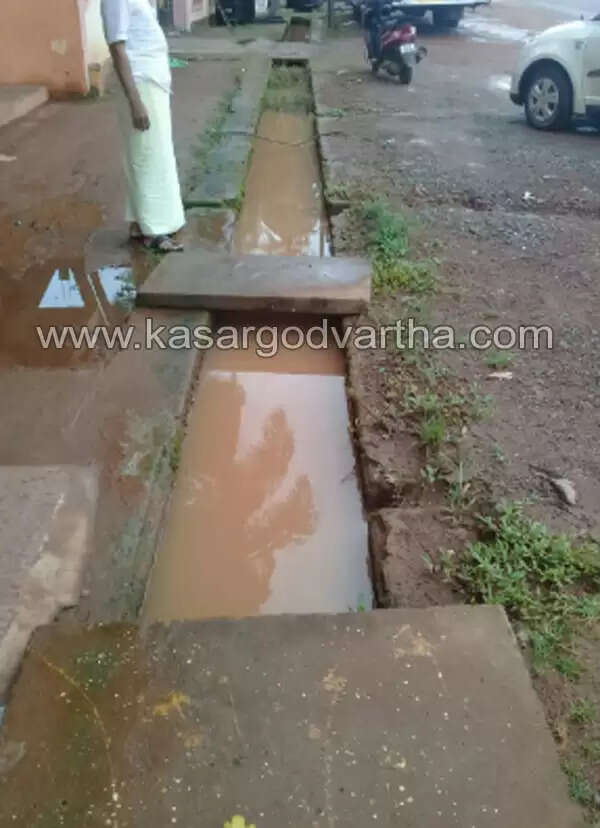 ഓവുചാലിന് സ്ലാബിടാതെ കെ എസ് ടി പി; മാലിന്യങ്ങള് കുന്നുകൂടിയതോടെ നാട്ടുകാര് പകര്ച്ചവ്യാധി ഭീഷണിയില്; പരാതി നല്കിയിട്ടും ഫലമില്ല