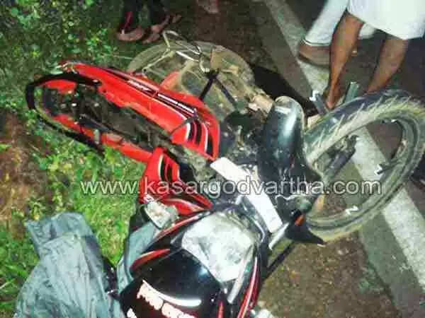 ചട്ടഞ്ചാല് തെക്കില് വളവില് വീണ്ടും അപകടം; ലോറിയിടിച്ച് 2 ബൈക്ക് യാത്രക്കാര്ക്ക് പരിക്ക്