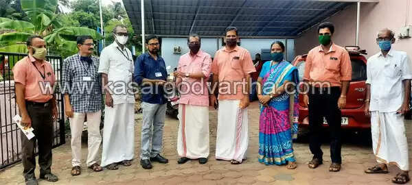യാത്രയയപ്പ് യോഗത്തില് ലഭിച്ച സ്വര്ണനാണയം ദുരിതാശ്വാസ നിധിയിലേക്ക് നല്കി സീനിയര് ക്ലര്ക്ക്; സപ്തതി ആഘോഷങ്ങള് ഒഴിവാക്കി മംഗലശ്ശേരി ഇല്ലത്ത് നാരായണന് നമ്പൂതിരി