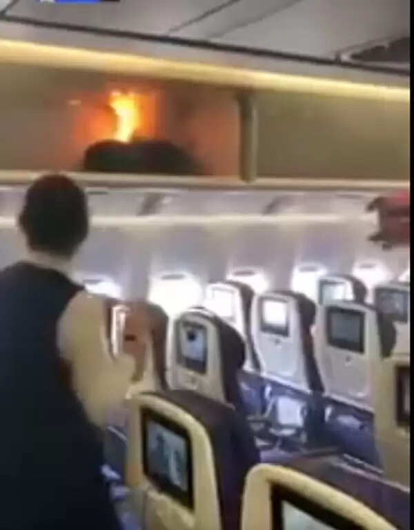 വിമാനത്തില് ലഗേജ് കാരിയറില് സൂക്ഷിച്ച പവര്ബാങ്കിന് തീ പിടിച്ചു, വിമാനം മൂന്നു മണികൂര് വൈകി, തീ അണച്ചത് ഇങ്ങനെ, (വീഡിയോ)