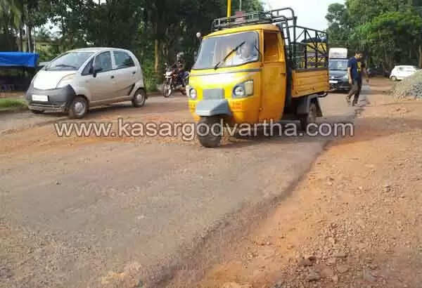 കുഴിയില് വീണ് മീന്ലോറിയുടെ ടയര്പൊട്ടി; കല്ല് തെറിച്ച് 2 വാഹനങ്ങളുടെ ചില്ല് തകര്ന്നു