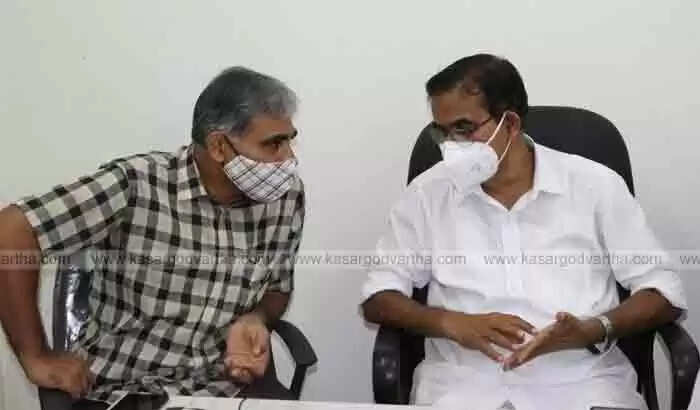 മന്ത്രി ഇ ചന്ദ്രശേഖരനും അഡ്വ. സി എച് കുഞ്ഞമ്പുവും കാസർകോട് വാർത്ത ഓഫീസ് സന്ദർശിച്ചു