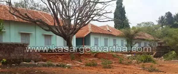 കനത്ത മഴയില് സ്കൂളിന്റെ ചുറ്റു മതില് തകര്ന്നു