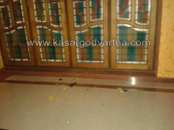 തൃക്കരിപ്പൂരില് അക്രമം പടരുന്നു; പാര്ട്ടി ഓഫീസുകളും വീടുകളും വാഹനങ്ങളും തകര്ത്തു; ഹര്ത്താല് പൂര്ണം