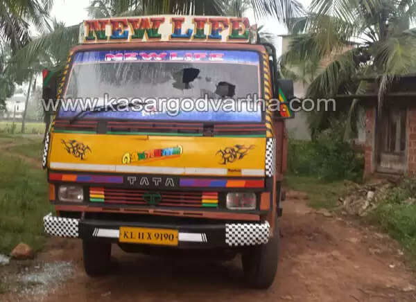 തൃക്കരിപ്പൂരില് അക്രമം പടരുന്നു; പാര്ട്ടി ഓഫീസുകളും വീടുകളും വാഹനങ്ങളും തകര്ത്തു; ഹര്ത്താല് പൂര്ണം