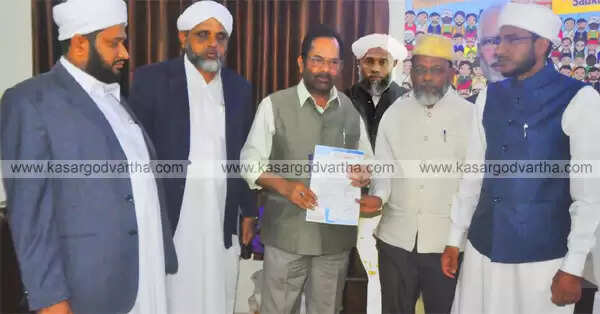 സഅദിയ്യ ഗോള്ഡന് ജൂബിലിയുടെ സന്ദേശം കേന്ദ്ര മന്ത്രി മുഖ്താര് അബ്ബാസ് നഖ്വിക്ക് കൈമാറി