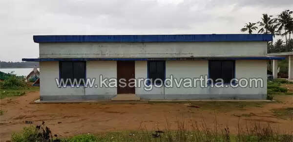 കീഴൂര് തുറമുഖത്തെ ഫിഷറീസ് സ്റ്റേഷന്റെ ഉദ്ഘാടനം കാത്ത് മത്സ്യതൊഴിലാളികള്; അധികൃതര്ക്കെതിരെ പ്രതിഷേധം ശക്തം