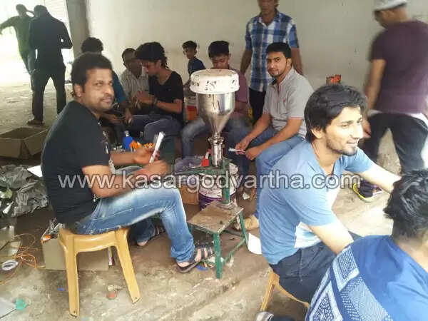 പെരുന്നാളിനെ വരവേല്ക്കാന് മൈലാഞ്ചിയണിഞ്ഞ് മൊഞ്ചത്തികള്