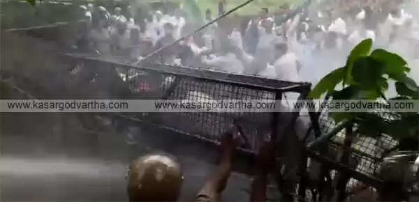 സംഘ്പരിവാര് അഴിഞ്ഞാട്ടവും പോലീസ് നിഷ്ക്രിയത്വവും; മുസ്ലിം ലീഗ് ജില്ലാ പോലീസ് ആസ്ഥാനത്തേക്ക് നടത്തിയ മാര്ച്ച് അക്രമാസക്തമായി, പ്രതിഷേധക്കാരെ പിരിച്ചുവിടാന് പോലീസ് ജലപീരങ്കി പ്രയോഗിച്ചു