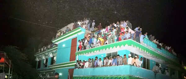 ദേര്ളക്കട്ട കണ്ണീരില് കുതിര്ന്നു; മൈസൂര് അപകടത്തില് മരിച്ചവര്ക്ക് യാത്രാമൊഴി