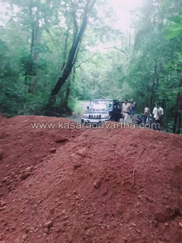 അയല് സംസ്ഥാനത്ത് കോവിഡ് രോഗികളുടെ എണ്ണം ഗണ്യമായി കൂടിയതോടെ കേരളവും കര്ണ്ണാടകയുടെ വഴിയെ; കാസര്കോട്ട് 29 അതിര്ത്തി പ്രദേശങ്ങളില് റോഡ് മണ്ണിട്ടടച്ചു