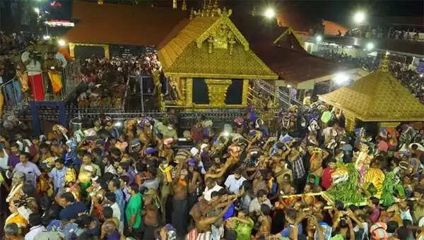 യുവതികള് ശബരിമല ദര്ശനത്തിനെത്തിയതിനെ തുടര്ന്ന് ക്ലിഫ് ഹൗസിന് മുന്നില് നാമജപ പ്രതിഷേധം