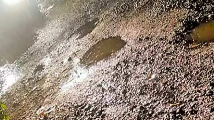 കനത്ത മഴയില് റോഡ് ഒലിച്ചുപോയി; ഗതാഗതം പൂര്ണമായും നിലച്ചു