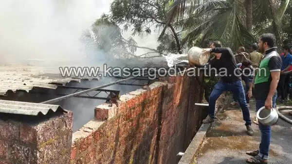ചൂരിയില് ആക്രി ഗോഡൗണില് വന് തീപിടുത്തം; ലക്ഷങ്ങളുടെ നഷ്ടം