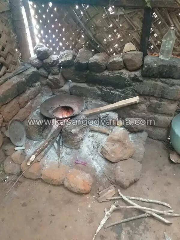 മുടന്തേന്പാറ മലമുകളില് ഒരു പട്ടികജാതി കോളനിയുണ്ട്, അവിടെ സ്വന്തമായി വീടില്ലാതെ ചെറ്റക്കുടിലില് കഴിയുന്ന കുറച്ച് മനുഷ്യര്; പിറന്നുവീണ നാള് മുതല് ദുരിതം പേറുന്ന, നിസാര കാരണങ്ങളാല് ആനുകൂല്യം നിഷേധിക്കപ്പെട്ടവര്, സുധീഷ് പുങ്ങംചാല് തയ്യാറാക്കിയ റിപ്പോര്ട്ട്