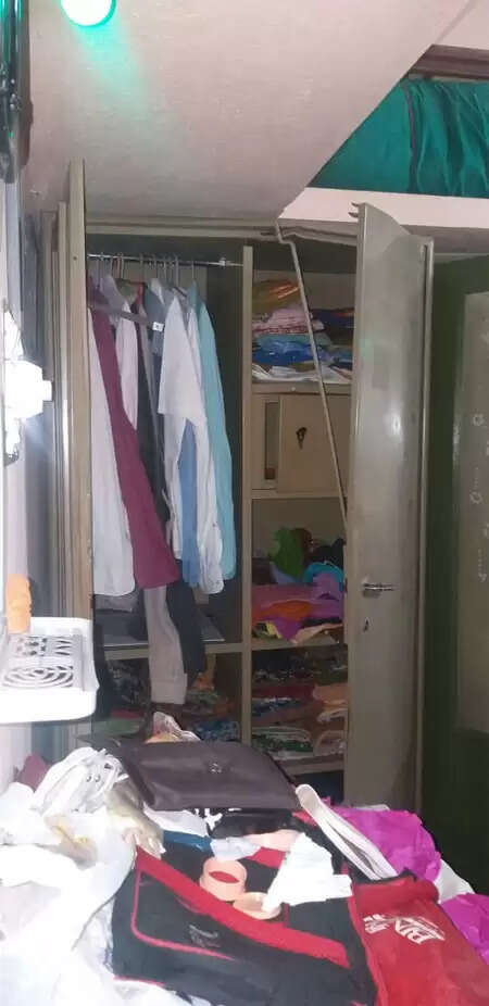 റിട്ട. അധ്യാപികയുടെ വീട്ടില് കവര്ച്ച; പതിനെട്ടര പവന് സ്വര്ണവും പണവും നഷ്ടപ്പെട്ടു, മോഷണം നടന്നത് മംഗളൂരുവിലെ മകളുടെ വീട്ടില് പോയ സമയം, പൂട്ട് പൊളിക്കാനുപയോഗിച്ച മഴു കണ്ടെത്തി