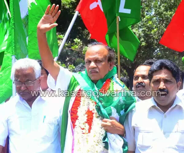 കാസര്കോട്ട് പി. കരുണാകരന് ഹാട്രിക് ജയം; ആശ്വാസം