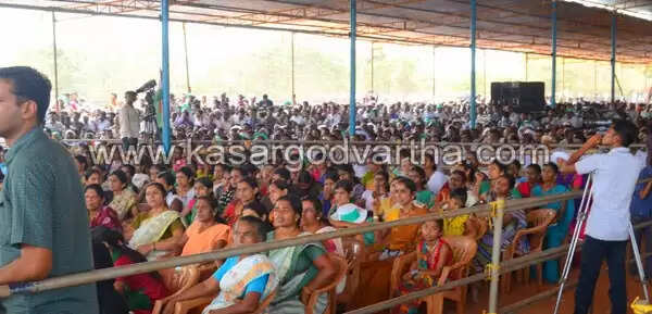 ആവേശ തിരയിളക്കി രാഹുല് പറന്നിറങ്ങി; കേരളത്തിലെ ജനങ്ങളുടെ രാഷ്ട്രീയ ബോധത്തിന് പ്രശംസ