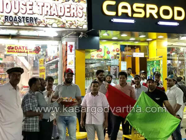 ഇടതു മുന്നണി പ്രവേശനം; മധുരം വിതരണം ചെയ്ത് ഐ എന് എല് പ്രവര്ത്തകര്