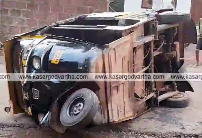 Accident | ഓടോറിക്ഷ നിയന്ത്രണം വിട്ട് മറിഞ്ഞ് ഗര്ഭിണിയടക്കം 3 പേര്ക്ക് പരുക്ക്; പൊലീസ് പിന്തുടര്ന്നതിനെ തുടര്ന്നാണ് അപകടമെന്ന് വാഹനത്തില് ഉണ്ടായിരുന്നവര്