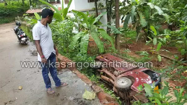 മറിഞ്ഞ ലോറിക്കടിയില്പെട്ട് ഡ്രൈവര്ക്ക് ഗുരുതരം