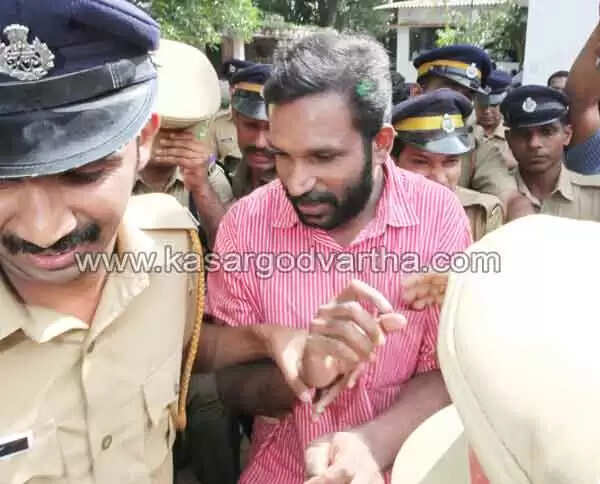 സരിതയെയും ബിജുവിനേയും കാഞ്ഞങ്ങാട്ട് കൊണ്ടുവന്നു; കോടതിയിലേക്ക് ജനം ഒഴുകി