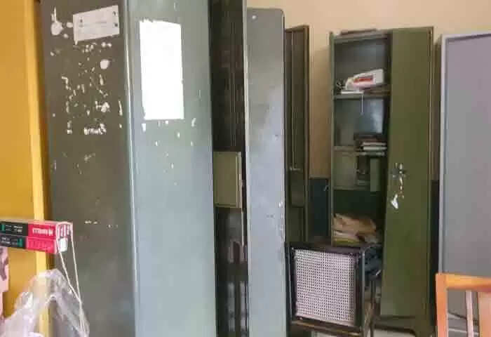Theft | ഇരുളിന്റെ മറവില് തസ്കരസംഘം കവര്ചയ്ക്ക് ഇറങ്ങി; കാസര്കോട്ട് സ്കൂള് കുത്തിതുറന്ന് പണം കവര്ന്നതായി പരാതി