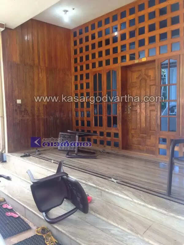 KMCC നേതാവിന്റെ വീട് അഭിഭാഷകന്റെ നേതൃത്വത്തിലുള്ള ഗുണ്ടാസംഘം അക്രമിച്ചു: 5 പേര്ക്ക് പരിക്ക്